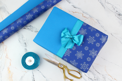 Папір пакувальний новорічний крафт Сніжинка срібна на синьому (7,6м*0.7м) у рулоні 255-4099 фото