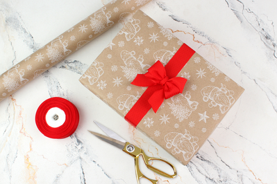Папір пакувальний новорічний крафт Новорічний гном білий (8м*0.7м) у рулоні 255-5416 фото