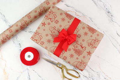 Папір пакувальний новорічний крафт Новорічний гном червоний (8м*0.7м) у рулоні 255-5393 фото